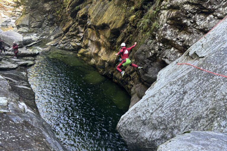 FEUER GEFANGEN FÜRS SPRINGEN INS WASSER